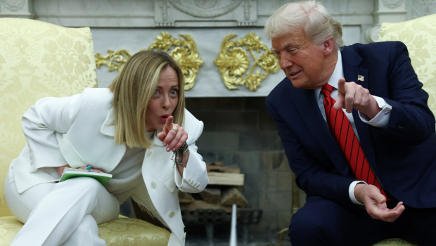 梅洛尼（左）17日到訪白宮會晤特朗普