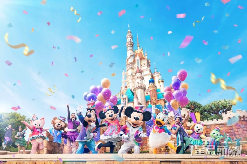 震撼的舞臺設計包括大型 LED 屏幕、巨型氣球和色彩繽紛的旗幟