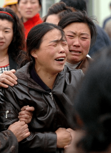 遼寧廠鋼水傾覆，造成32名工人當場死亡，家屬焦急等待消息。 新華社