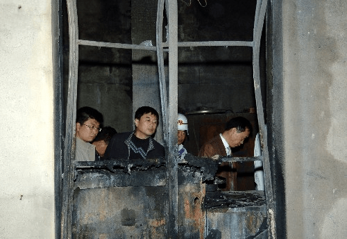 工作人員勘查事故現場。新華社