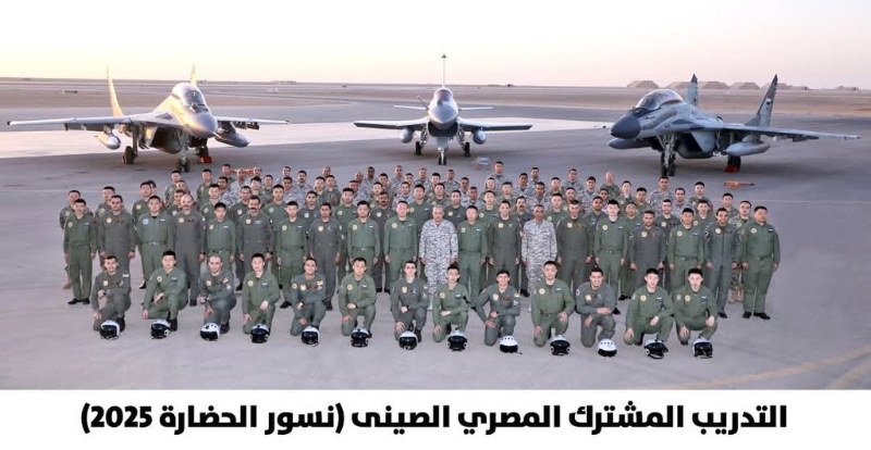 中?？哲娙藛T和中埃兩國戰機合影。 埃及國防部