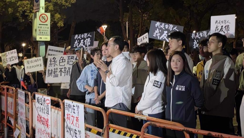 國民黨主席朱立倫（前中）18日晚間號召民眾26日上凱道。（資料照，林郁平攝）