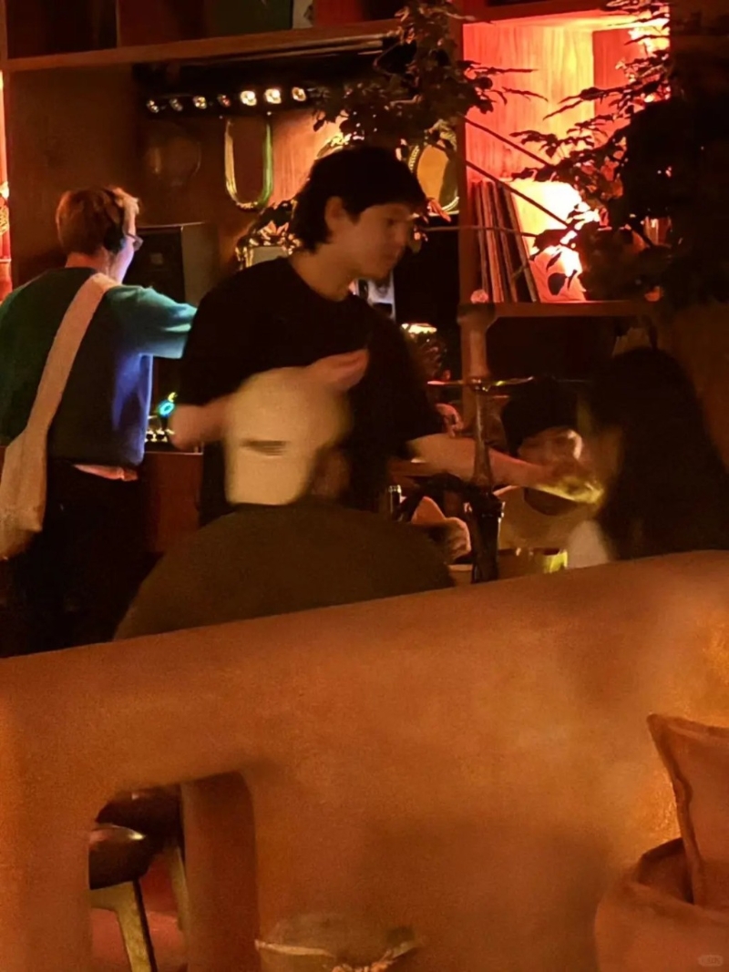 早前，有網民在小紅書上發布了一張在上海餐廳巧遇竇靖童同朋友聚會的照片，竇靖童與三、四名友人在閑談，臺面擺放水煙器具，氣氛輕松。