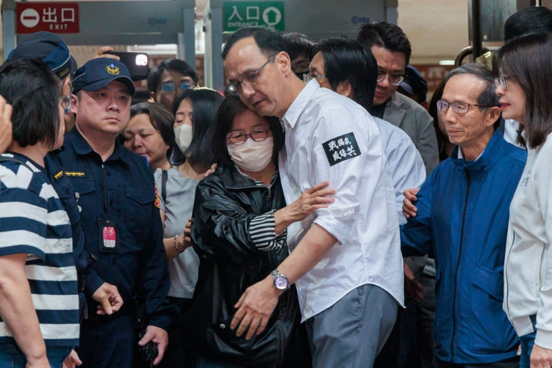 臺北地檢署偵辦國民黨臺北市黨部聯署涉偽造文書案，檢察官18日清晨復訊后聲押黃呂錦茹（中左），臺北地院19日晨5時許裁定黃呂無保請回。（資料照／郭吉銓攝）