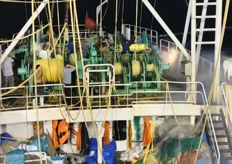 船員點燃炮仗慶祝新年。澎湃新聞