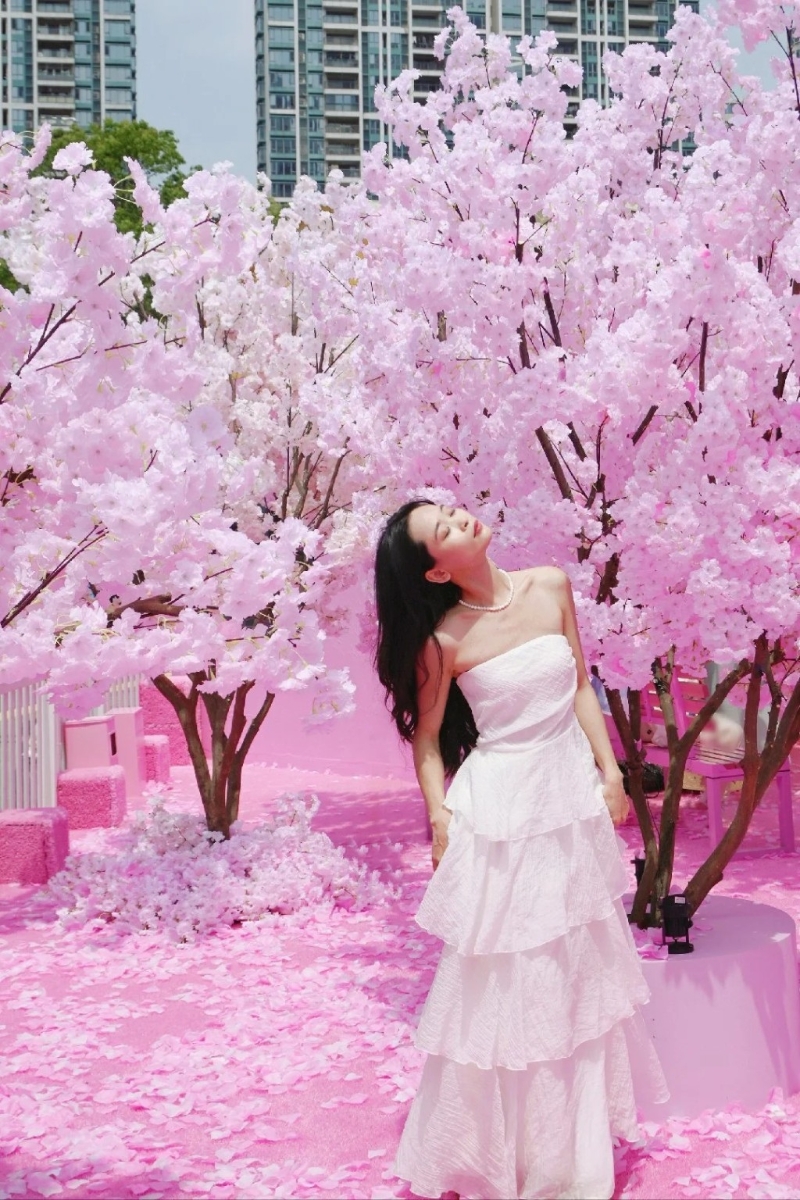 不少網民特意配襯穿搭到現場留影。