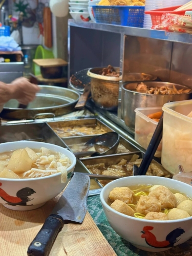 “輝記車仔面”多年來由“輝哥”及妻子夫婦檔“一腳踢”，憑其高性價比、牛腩、豬紅、豬腸以及“公雞碗”成食客寵兒。