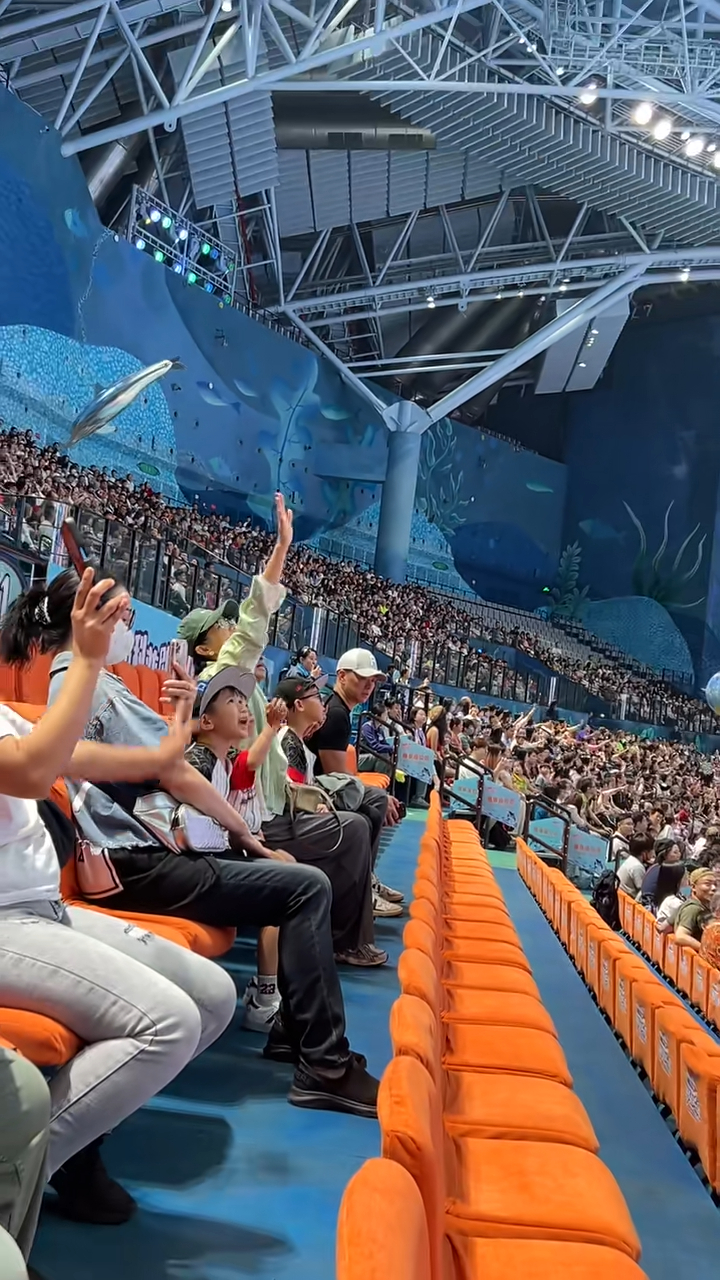 不過，坐在兒子身旁的李乘德則形成鮮明對比，相比專注看表演的胡杏兒，坐在最邊緣位置的他看起來心不在焉，而且滿臉疲憊，狀態欠佳。