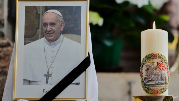 天主教宗方濟各辭世，德國一處天主教堂外有信徒豎立方濟各遺照點燭致哀。