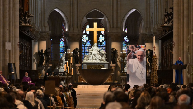 2025年4月21日，巴黎圣母院為教宗方濟各逝世舉行2場彌撒。