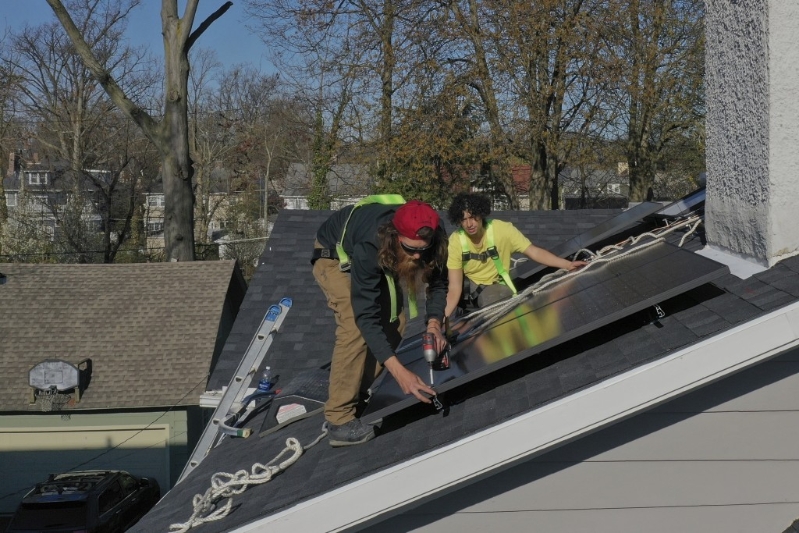 美國民眾愛在屋頂裝設太陽能電池板。美聯社