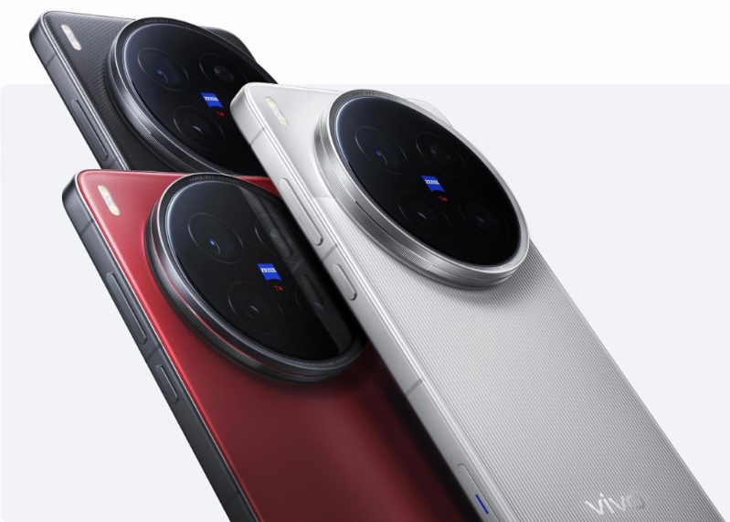 X200 Ultra備有紅、銀及黑3色選擇，機背紋理質感各有特色。