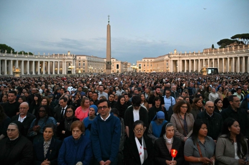 信眾在圣伯多祿廣場哀悼教宗。法新社