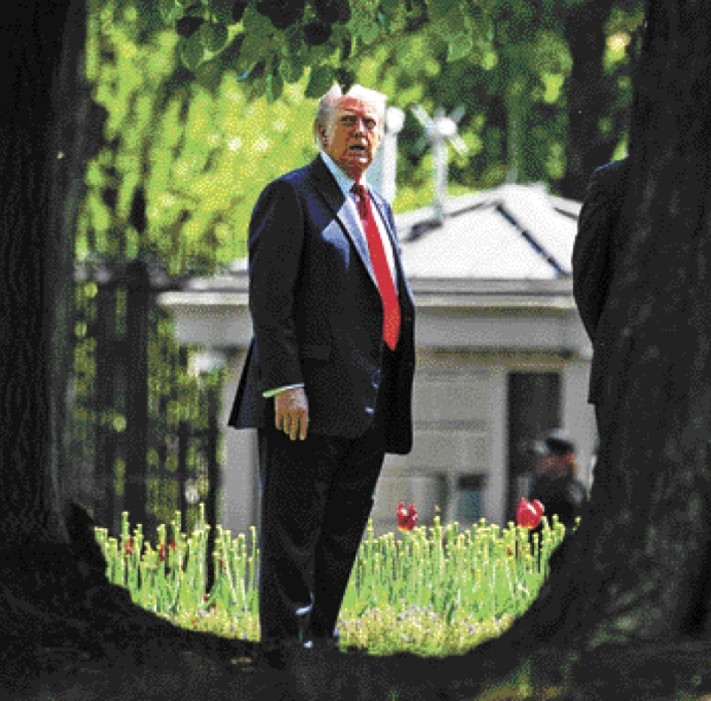 ?總統特朗普宣布改建白宮的最新計劃，包括他將出資在官邸北側的場地立起兩根高度大約百呎的旗桿。 美聯社