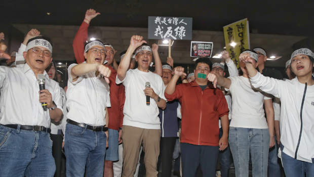 圖為檢調偵辦罷免死亡連署案，國民黨支持者17日晚間聚集在北檢外，國民黨主席朱立倫（前排中）與黨籍“立委”們在北檢外抗議。