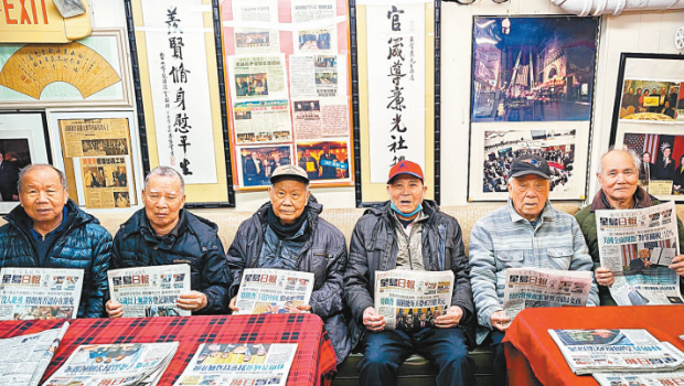 （左起）張子榮、陳新沾、吳子瑞、黃國亮、雷法暉、彭作義在黃官羨閱報室閱讀《星島日報》。