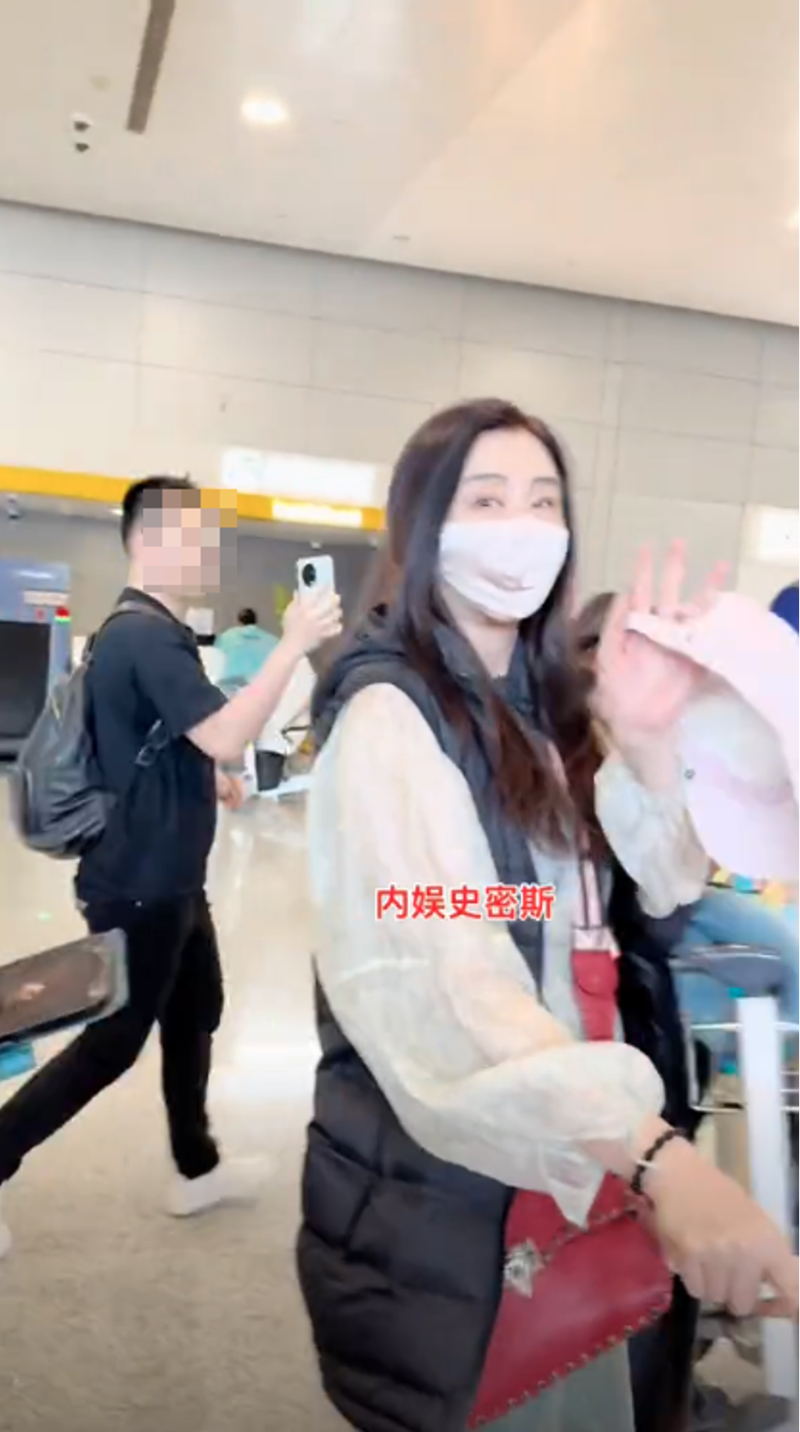 王祖賢向粉絲揮手打招呼。