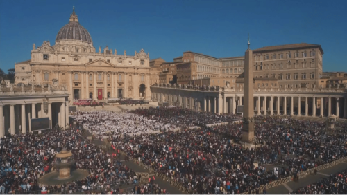 圣伯多祿廣場已擠滿民眾。