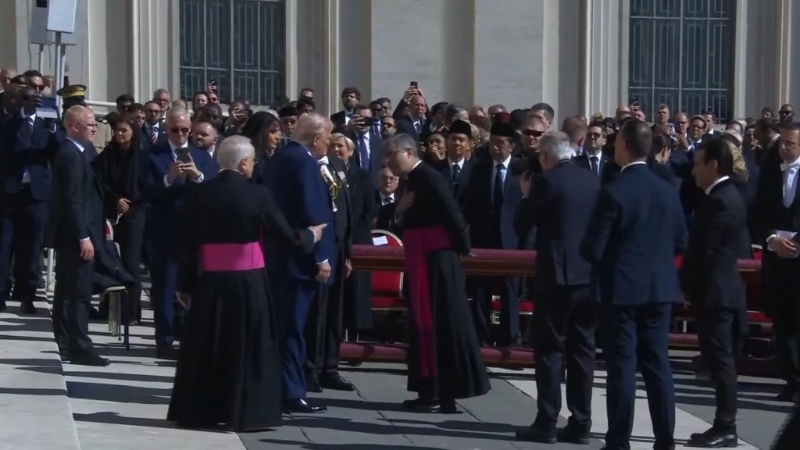 美國總統特朗普與妻子梅拉尼婭抵達圣伯多祿廣場。