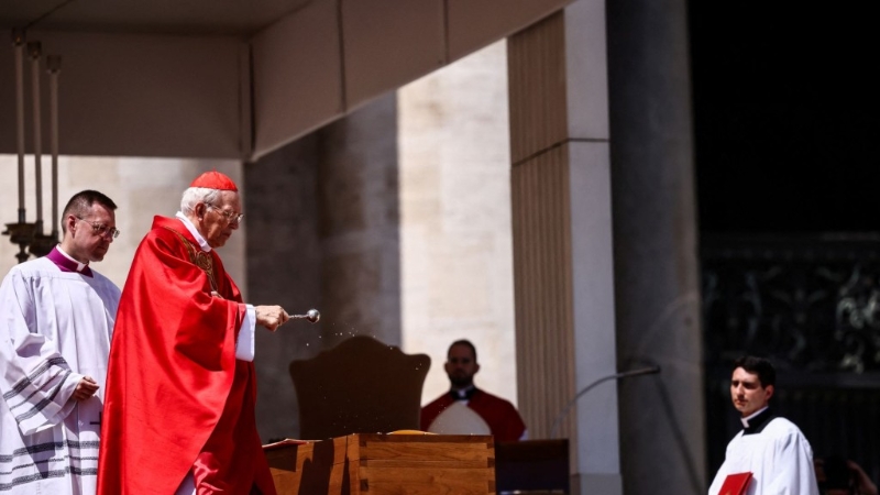 葬禮結束前，雷樞機主教灑圣水祝福。