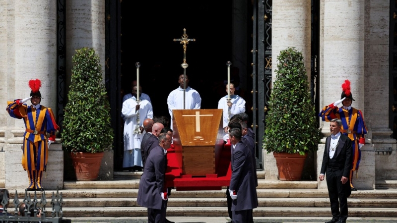 教宗方濟各的靈柩進入羅馬圣母大殿。