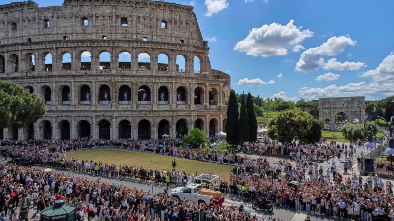 靈車駛經羅馬斗獸場。