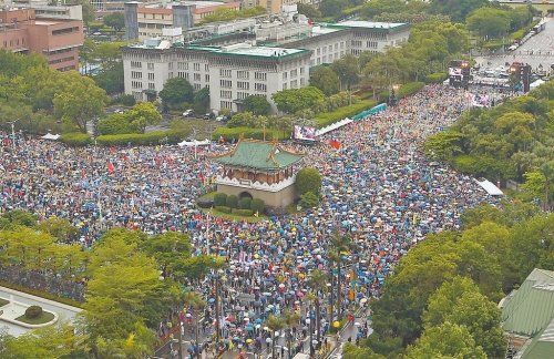 國民黨26日在凱道舉行「反綠共、戰獨裁」活動，大批支持民眾不畏風雨前來聲援，現場宣布超過25萬人參與。