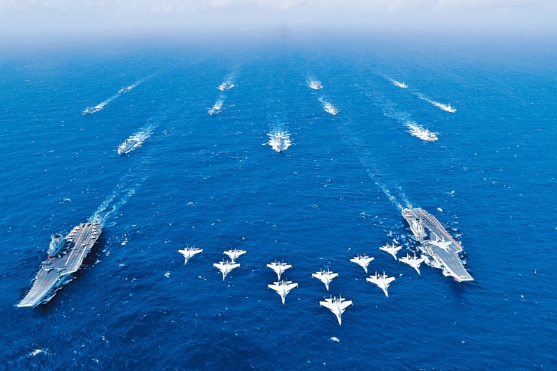 遼寧艦和山東艦航母編隊首次展開雙航母編隊演練。