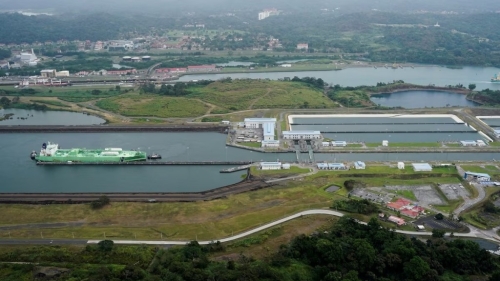 特朗普稱美船只應被允許免費通過巴拿馬運河和蘇伊士運河。 路透社