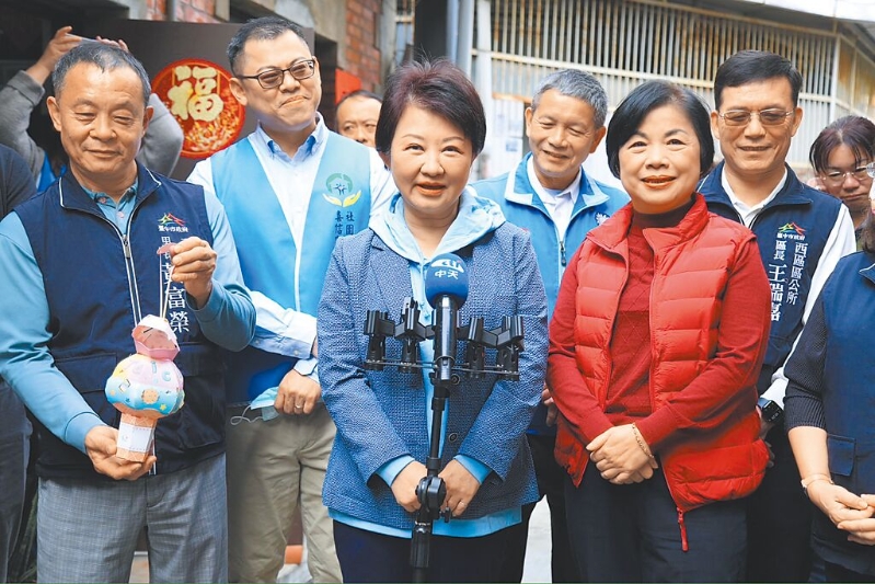 臺中市市長盧秀燕（中）。