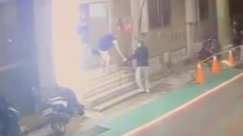 死者（右一）到弟弟家借住最后身影。 網圖