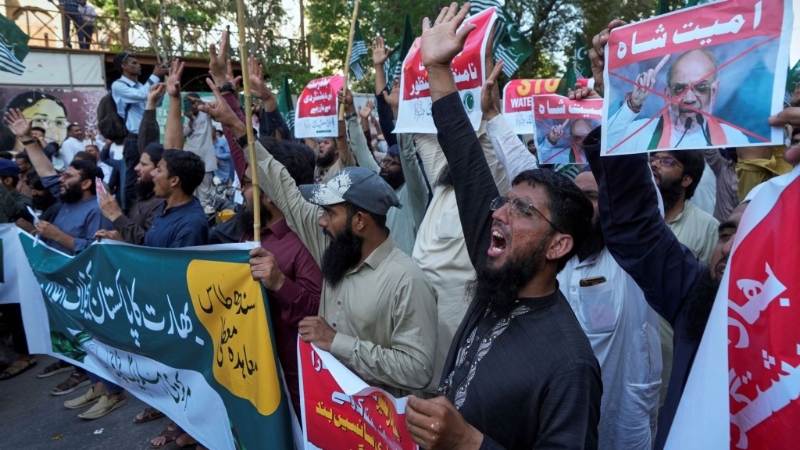 巴基斯坦卡拉奇民眾抗議印度中止執行與巴基斯坦共享水資源的條約。 美聯社.jpg