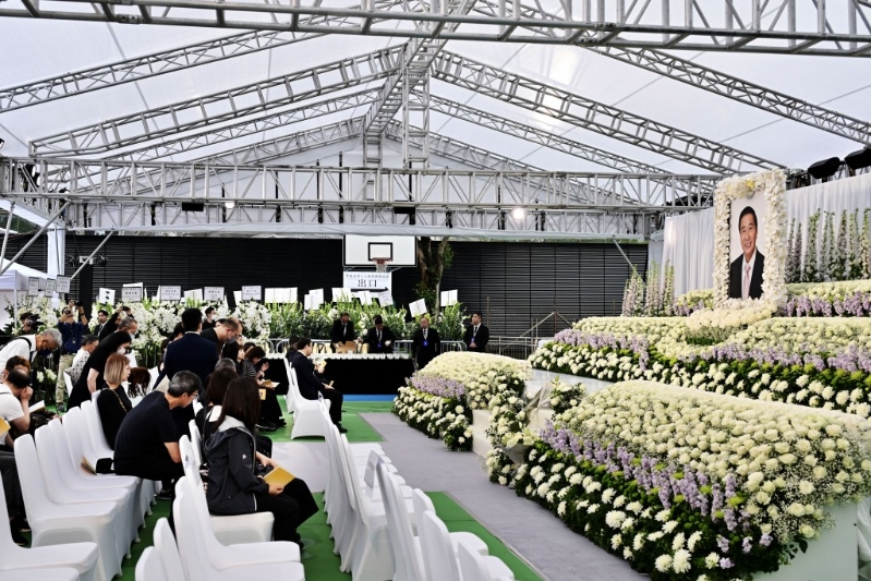 悼念區以白色鮮花為主調。 劉駿軒攝