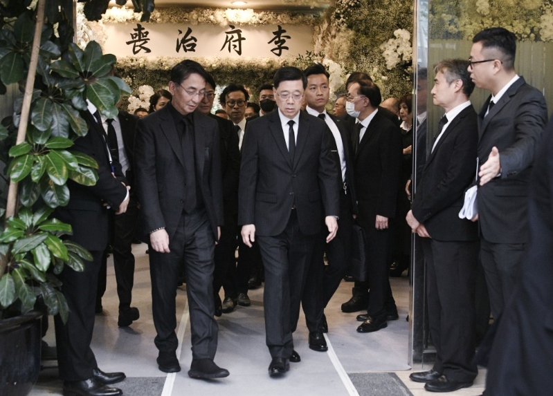 李家超逗留十多分鐘，李家杰、李家誠陪同離開。 （陳浩元攝）