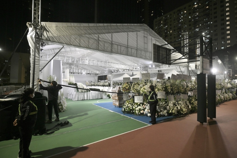 大型帳篷悼念區昨晚（27日）開放至晚上7時。陳浩元攝