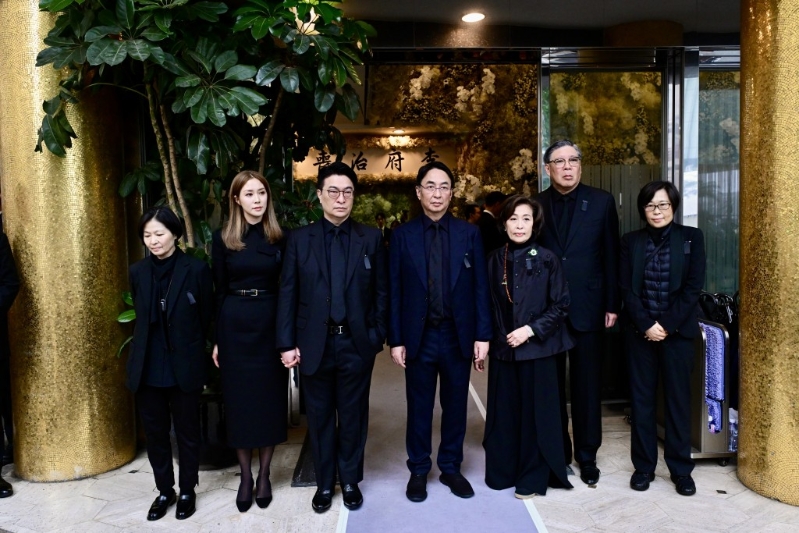 李兆基家人在香港殯儀館外見傳媒。 劉駿軒攝