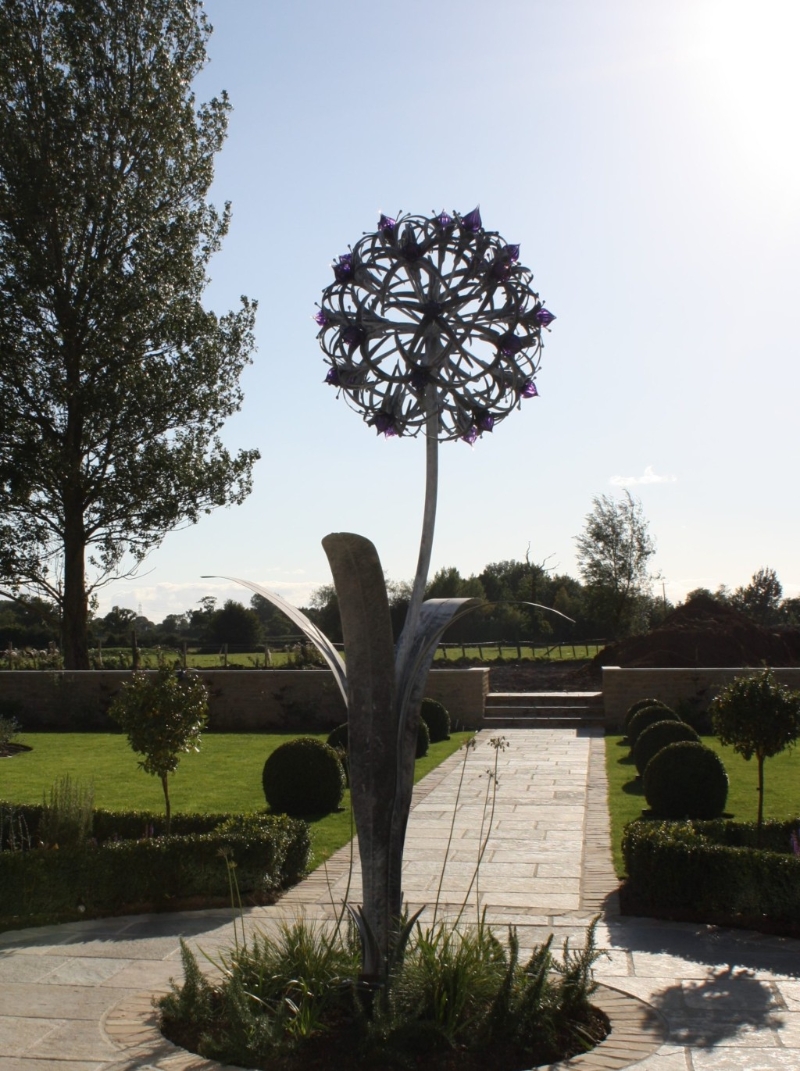The Henderson 旁邊的藝術花園添置英國藝術家 Jenny Pickford 創作的大型繡球蔥花形態雕塑藝術裝置《Allium》，象征著生命的堅韌與不屈精神。