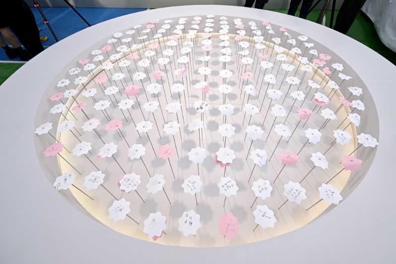 李兆基設靈，大型帳篷悼念區內有花池，載有不同人士留下的致意。