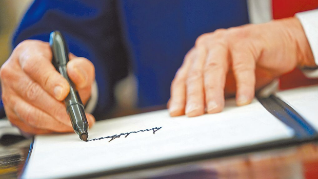 特朗普即將就任滿100天，他在這段時間簽署210項行政命令，但只有簽署5項新法案，皆創下歷史紀錄。