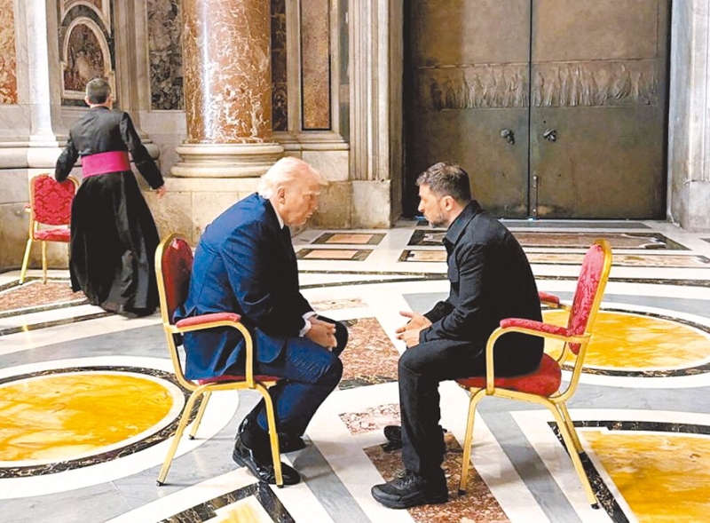 特朗普許多談判目標尚未實現，俄烏戰爭仍在持續，且特朗普已多次揚言撤手不管。圖為特朗普與澤連斯基4月26日在梵蒂岡會談。