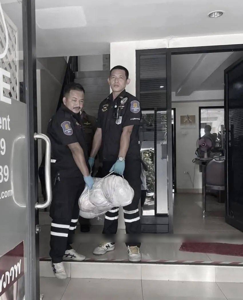 警方將死者遺體抬離。 FB：園區實錄