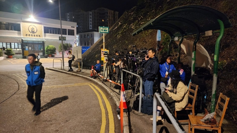 約二十多名傳媒在赤柱監獄外守候。 黎志偉攝.jpeg