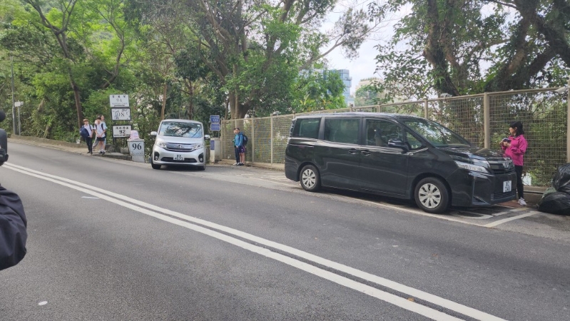 毛孟靜由私家車接載返回住所。