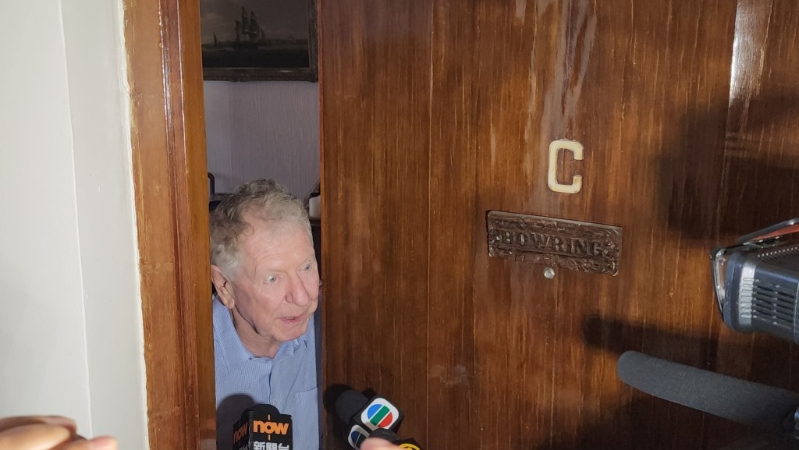 毛的丈夫應門稱暫時不方便進行訪問。 黎志偉攝