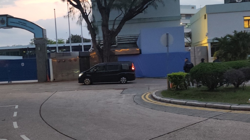 清晨有多輛七人車由赤柱監獄駛出，料接載郭家麒及譚文豪離開。 黎志偉攝