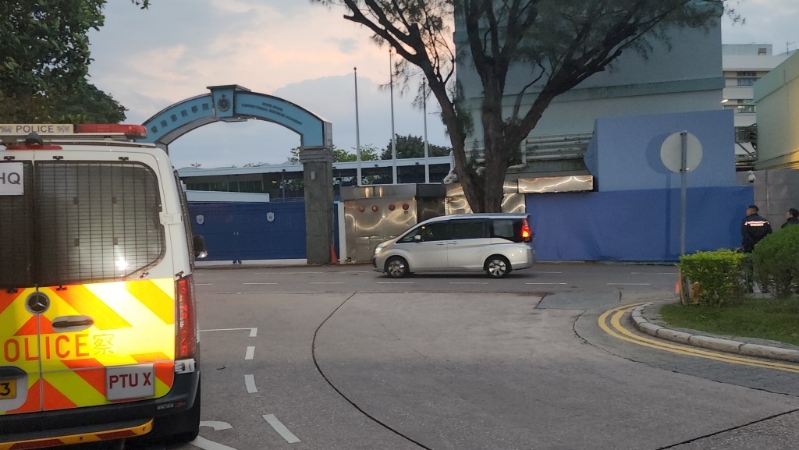 清晨有多輛七人車由赤柱監獄駛出，料接載郭家麒及譚文豪離開。黎志偉攝