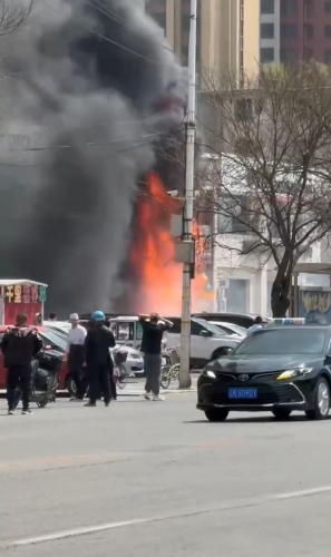 現場火勢猛烈。