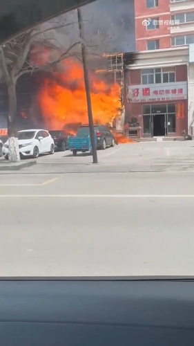 涉事飯店火勢猛烈。