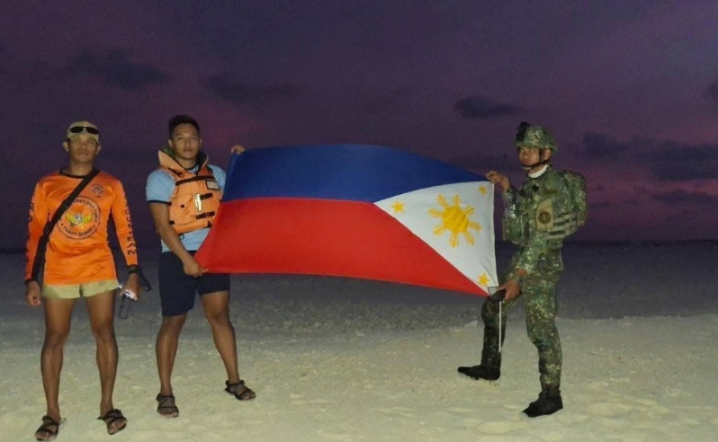 菲官方公開其軍人登上鐵線礁的情況。
