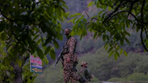 印度安全官員在南喀什米爾帕哈爾加姆附近站崗。